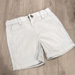 Vineyard vines khaki shorts. Size 4